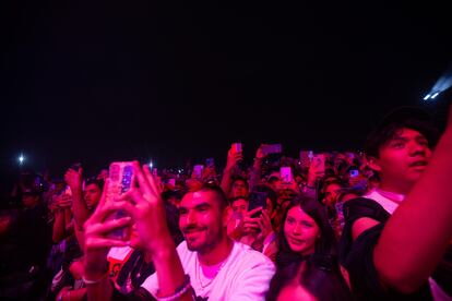 Asistentes graban con sus celulares durante un concierto.