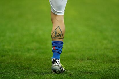 Detalle del tatuaje del jugador italiano de la selección de fútbol Daniele De Rossi antes del partido frente a la selección de Irlanda.