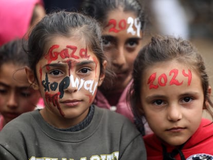 La artista palestina Menna Allah dibujó en la cara de niños la palabra '2024' en una celebración de Año Nuevo organizada por la agencia de la ONU UNRWA en Deir Balah, en el centro de la Franja de Gaza.