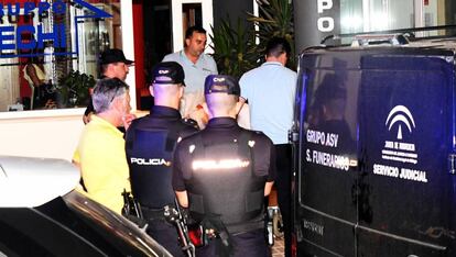 Policías y servicios funerarios en el lugar del suceso de Estepona.