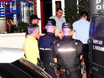 Policías y servicios funerarios en el lugar del suceso de Estepona.