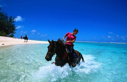 Turistas a caballo en la laguna Muri, en la costa este de Rarotonga.