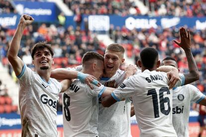 El centrocampista ucraniano del Girona, Viktor Tsygankov, (segundo por la derecha) celebra con sus compañeros el gol marcado a Osasuna.