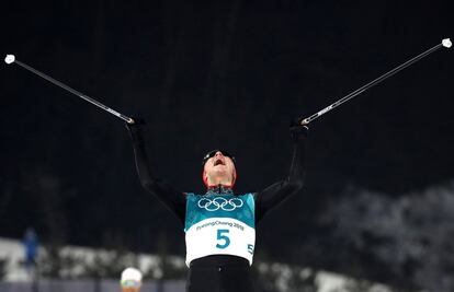 El alemán Eric Frenzel celebra su victoria en la final individual de 10 kilómetros de esquí de fondo, el 14 de febrero de 2018.