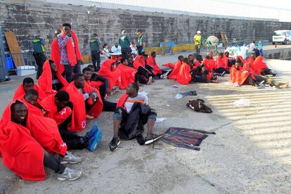 Un grupo de inmigrantes después de ser trasladados este viernes al puerto de Tarifa (Cádiz).