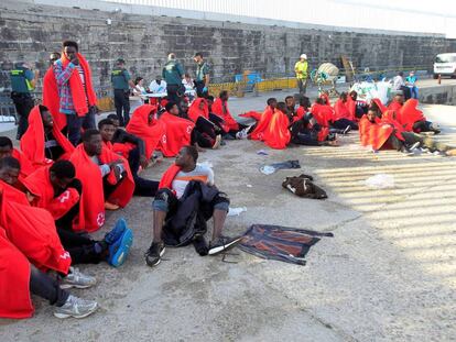Un grupo de inmigrantes después de ser trasladados este viernes al puerto de Tarifa (Cádiz).
