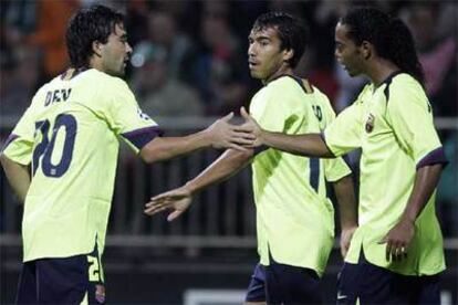 Ronaldinho, junto a Gio, felicita a Deco tras el gol de éste, el primero del Barça.