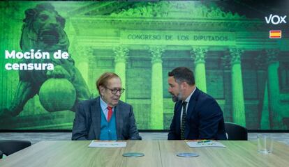 Ramón Tamames y Santiago Abascal, en la sede de Vox.