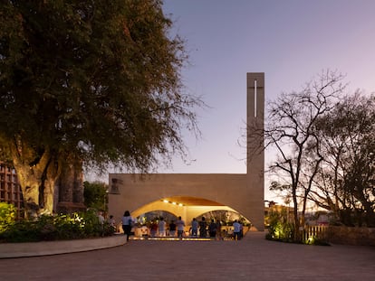 Exterior del templo ideado por Camilo Restrepo, Dellekamp/Schleich y AGENdA en Jojutla (México).