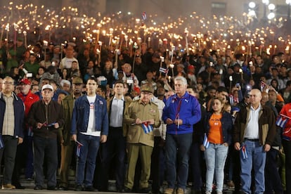 El presidente de Cuba, Miguel Díaz-Canel, y el primer secretario del Partido Comunista de Cuba y expresidente, Raúl Castro, participan en una marcha para celebrar el 166º aniversario del nacimiento del héroe de la independencia de Cuba, José Martí, en La Habana.