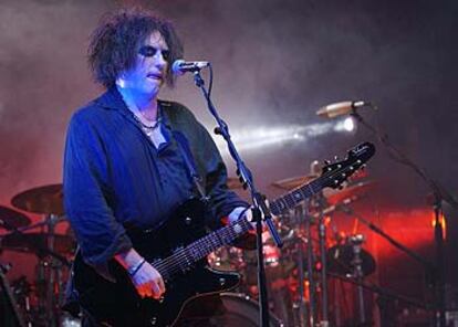 Robert Smith, cantante de The Cure, durante la actuación en el homenaje que les dedicó la MTV en Londres.