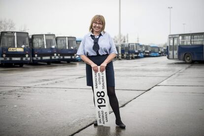 La conductora d'autobusos, Ildiko Filep Jozsefne, en una zona d'estacionament de la Companyía de Transport de Budapest (Hongria).