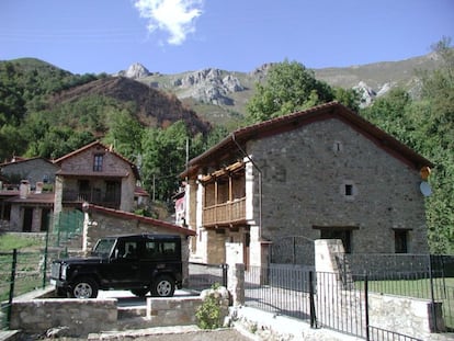 Esta casa de piedra de 230 metros cuadrados se encuentra en el pueblo asturiano de Peñamellera Alta, entre Llanes y el Parque Nacional de los Picos de Europa. Está totalmente remodelada, cuenta con cuatro habitaciones, un amplio jardín y se puede comprar por 290.000 euros.