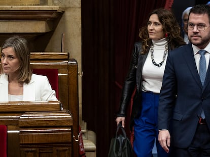 El presidente de la Generalitat, Pere Aragonès, este miércoles en el Parlamento catalán, acompañado por la consejera Laura Vilagrà y con Jéssica Albiach (comunes) en su escaño.