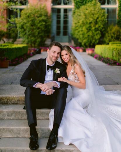 Este verano, Pau Gasol pasó dos veces por el altar de la mano de su esposa Catherine McDonnell, y las dos fue de manera discreta y sin anuncios. La primera boda la celebraron en San Francisco (EE UU) y la segunda, en Girona. La pareja empezó a dejarse ver juntos públicamente en primavera del año 2016.