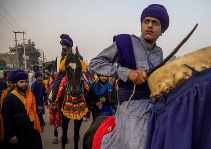 Un grupo de guerreros sij participa en una protesta contra las nuevas leyes agrícolas recientemente aprobadas, en las cercanías de Nueva Delhi (India).