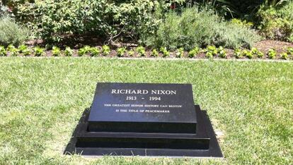 La tumba de Nixon, en el jard&iacute;n de la casa donde naci&oacute;, en Los &Aacute;ngeles.