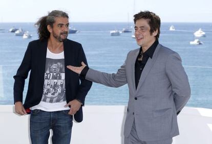 Fernando León de Aranoa (left) and Benicio del Toro in Cannes.
