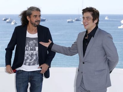 Fernando León de Aranoa (izquierda) y Benicio del Toro, ayer en Cannes.