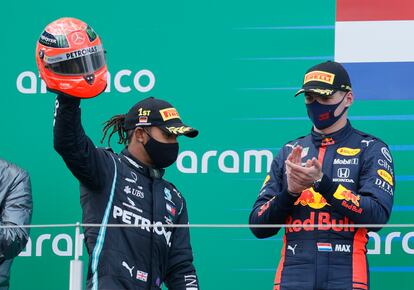 Hamilton, aplaudido por Verstappen, celebra el triunfo en Nurburgring alzando el casco de Michael Schumacher que le regaló el hijo del piloto alemán.