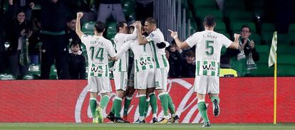 Los jugadores del Betis celebran el gol de Cristian Tello al Leganés.