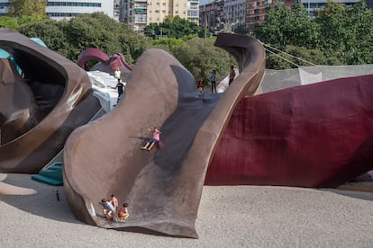 Varios niños se deslizan por uno de los toboganes del parque infantil Gulliver.