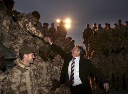 Tony Blair saluda a los soldados británicos destinados en Basora (Irak) en diciembre de 2006.