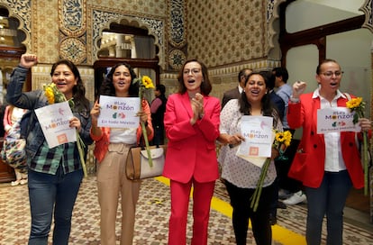 La diputada Mónica Silva y un grupo de activistas celebran la aprobación de la Ley Monzón, en el Congreso de Puebla, este jueves.