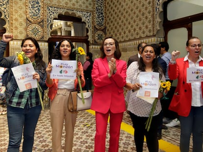 La diputada Mónica Silva y un grupo de activistas celebran la aprobación de la Ley Monzón, en el Congreso de Puebla, este jueves.