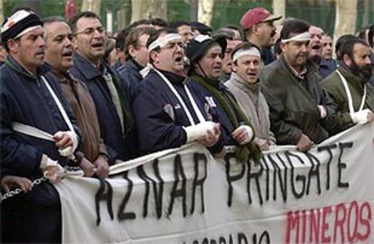 Trabajadores de Aznalcóllar se manifiestan en Sevilla encadenados y <i>heridos</i> en protesta por la carga policial del jueves.