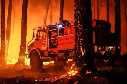 Un camión de bomberos en el incendio en Nueva Aquitania (Francia) este viernes. 
