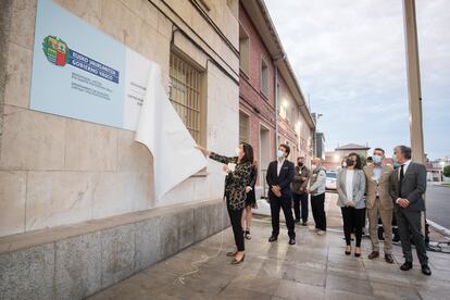 La consejera vasca de Justicia, Beatriz Artolazabal, destapa el pasado 1 de octubre, en la cárcel de Basauri (Bizkaia), el rótulo que refleja que el Gobierno vasco asumía la gestión de los centros penitenciarios.