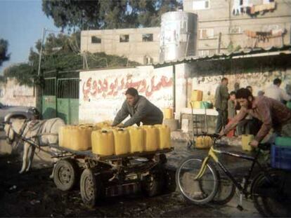 Punto de abastecimiento de agua en Jan Yunis, en la franja de Gaza.