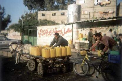 Punto de abastecimiento de agua en Jan Yunis, en la franja de Gaza.