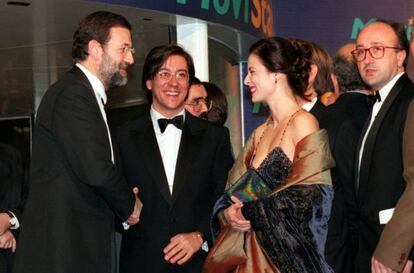 De izquierda a derecha, Mariano Rajoy, entonces ministro de Cultura; Pío Cabanillas, en esa fecha director general de RTVE; la actriz y ese año presidenta de la Academia Aitana Sánchez-Gijón, y Miguel Ángel Cortés, entonces secretario de Estado de Cultura, en la entrega de los premios Goya de 1999.