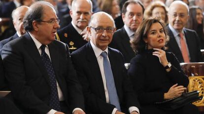 La vicepresidenta, Soraya S&aacute;enz de Santamar&iacute;a, y el ministro de Hacienda, Crist&oacute;bal Montoro este enero. 