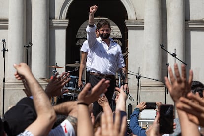 Gabriel Boric saluda a los partidarios de una manifestación convocada para apoyar su gobierno, en Santiago, el 30 de septiembre de 2023. 