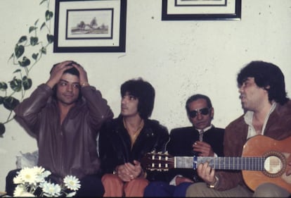 Los Chunguitos en 1985 junto a su padre (el cantaor Gonzalo Salazar, segundo por la derecha), en el salón del piso que la familia tenía en Vallecas (Madrid).