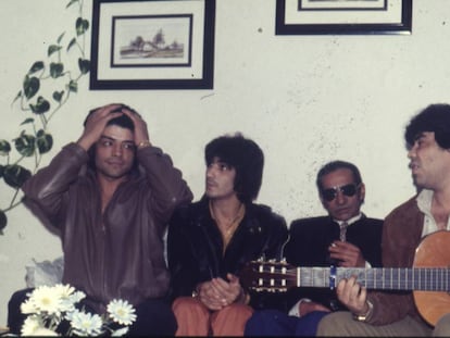 Los Chunguitos en 1985 junto a su padre (el cantaor Gonzalo Salazar, segundo por la derecha), en el salón del piso que la familia tenía en Vallecas (Madrid).