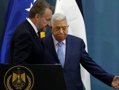 El presidente palestino, Mahmud Abbas (derecha) recibe al jefe de la presidencia colegiada bosnia, Bakir Izetbegovic, el miércoles en Ramala.