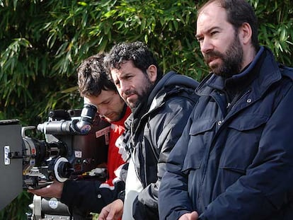 Jaime Rosales, a la derecha, durante el rodaje de <i>Tiro en la cabeza.</i>