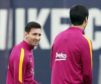 Messi habla con Su&aacute;rez antes del inicio del entrenamiento de ayer