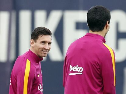 Messi habla con Su&aacute;rez antes del inicio del entrenamiento de ayer