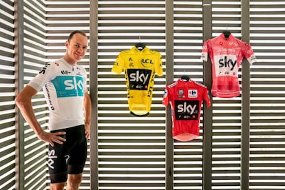 Froome posa ante los maillots de ganador de Tour, Giro y Vuelta.