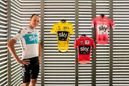 Froome posa ante los maillots de ganador de Tour, Giro y Vuelta.