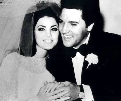 El actor y cantante Elvis Presley junto a su esposa, Priscila, el día de su boda en Las Vegas en 1967.