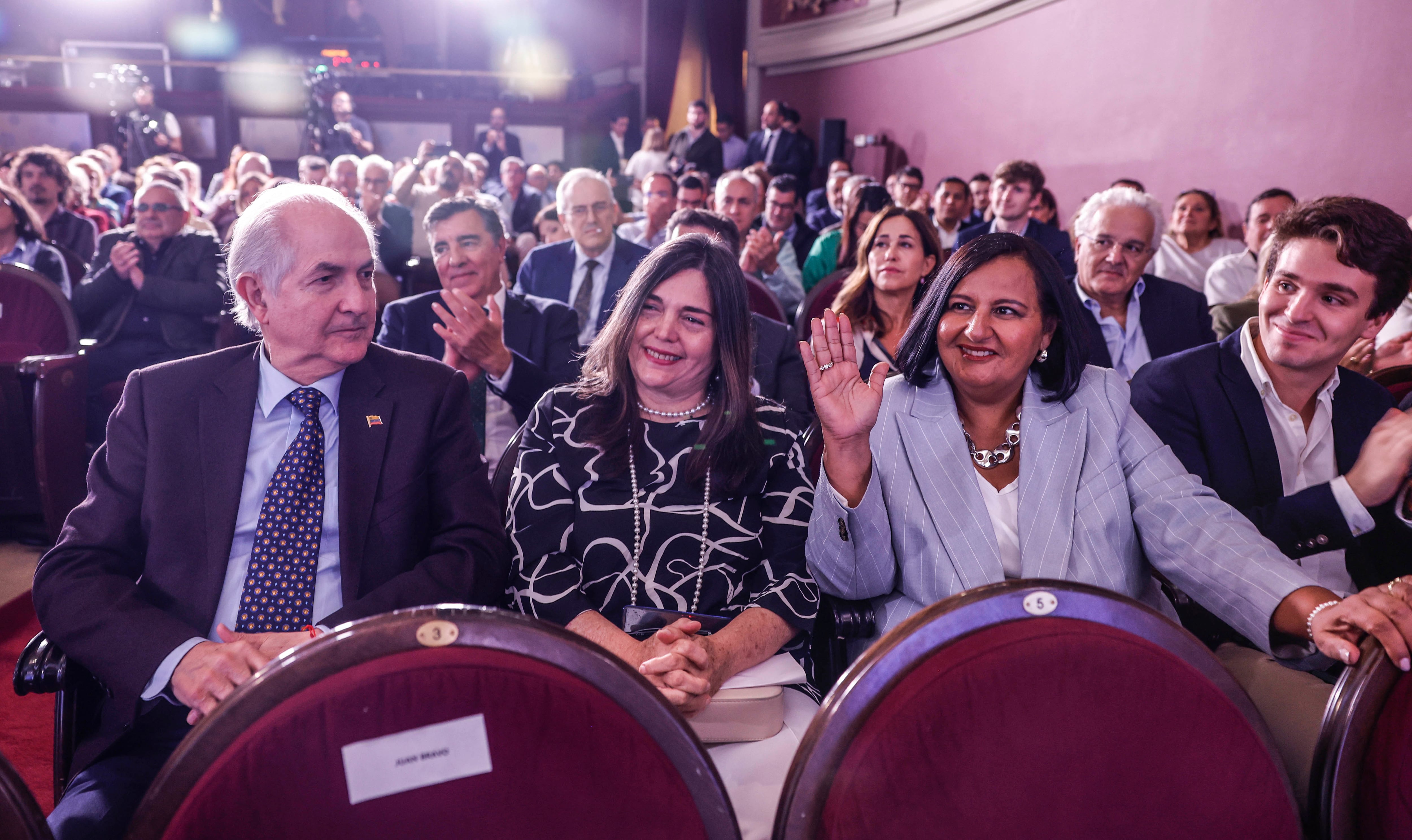 Antonio Ledezma, primero por la izquierda, y Dinorah Figueroa, primera por la derecha, en un acto del PP sobre Venezuela este jueves. 