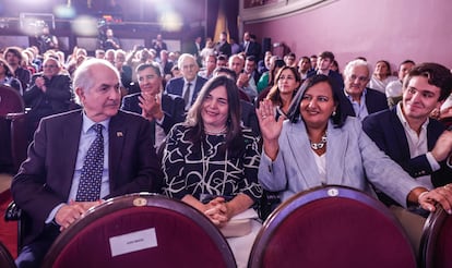 Antonio Ledezma, primero por la izquierda, y Dinorah Figueroa, primera por la derecha, en un acto del PP sobre Venezuela este jueves. 