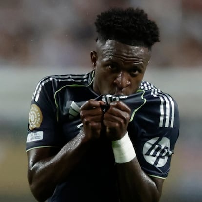 AME8936. FILADELFIA (ESTADOS UNIDOS), 26/06/2025.- Vinicius Jr. del Real Madrid celebra un gol este jueves, en un partido de la fase de grupos del Mundial de Clubes entre Salzburgo y Real Madrid, en el estadio Lincoln Financial Field en Filadelfia (Estados Unidos). EFE/ Andre Coelho