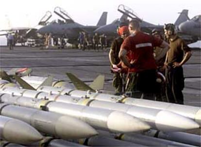 Soldados estadounidenses, en la cubierta del portaaviones Enterprise, desplegado en el océano Índico.